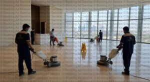 اللمعان يعود من جديد: شركة جلي بلاط بالرياض تعيد لأرضياتك سحرها الأصلي